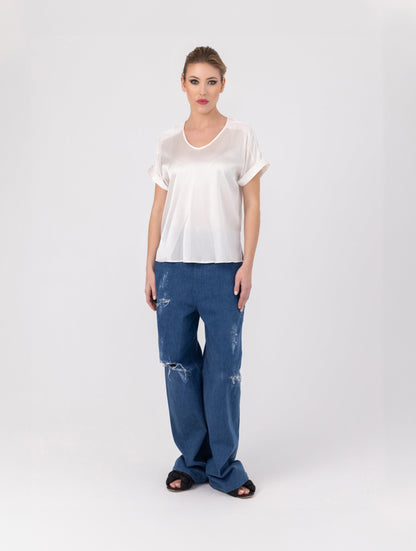 T-Shirt aus Seide mit Details aus 100% Viskose, weiten Ärmeln und geschmackvollen Details an den Schultern.