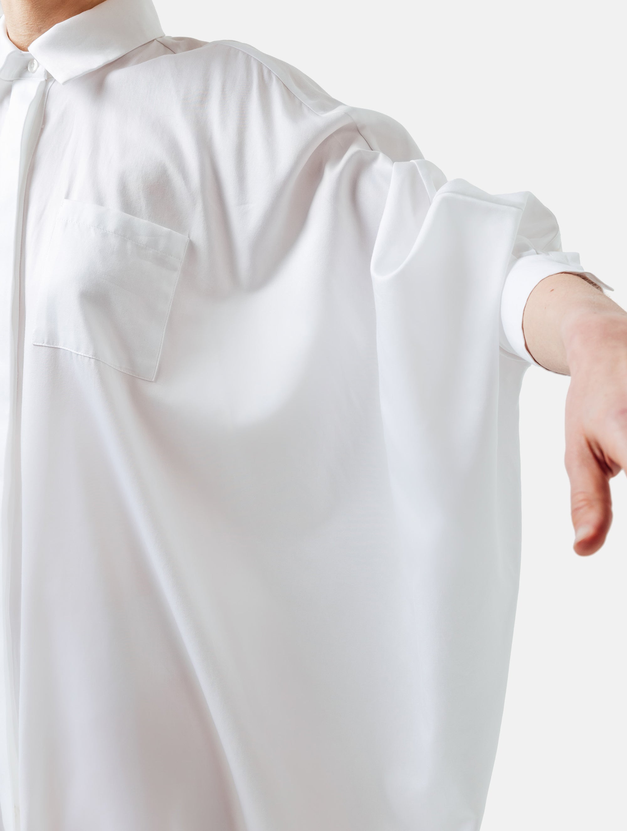 Weites Maxikleid, sophisticated Look durch den ausgefallenen Rückenauschnitt, der sich verstellen lässt, sodass man die Tiefe des Rückenausschnitts anpassen kann, Lange Ärmel mit klassischen Hemdmanschetten und Kragen.