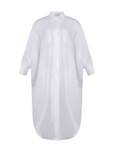 Weites Maxikleid, sophisticated Look durch den ausgefallenen Rückenauschnitt, der sich verstellen lässt, sodass man die Tiefe des Rückenausschnitts anpassen kann, Lange Ärmel mit klassischen Hemdmanschetten und Kragen.