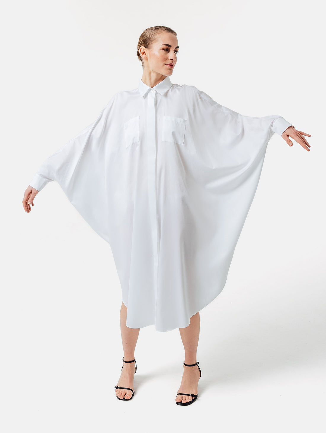 Weites Maxikleid, sophisticated Look durch den ausgefallenen Rückenauschnitt, der sich verstellen lässt, sodass man die Tiefe des Rückenausschnitts anpassen kann, Lange Ärmel mit klassischen Hemdmanschetten und Kragen.