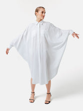 Weites Maxikleid, sophisticated Look durch den ausgefallenen Rückenauschnitt, der sich verstellen lässt, sodass man die Tiefe des Rückenausschnitts anpassen kann, Lange Ärmel mit klassischen Hemdmanschetten und Kragen.