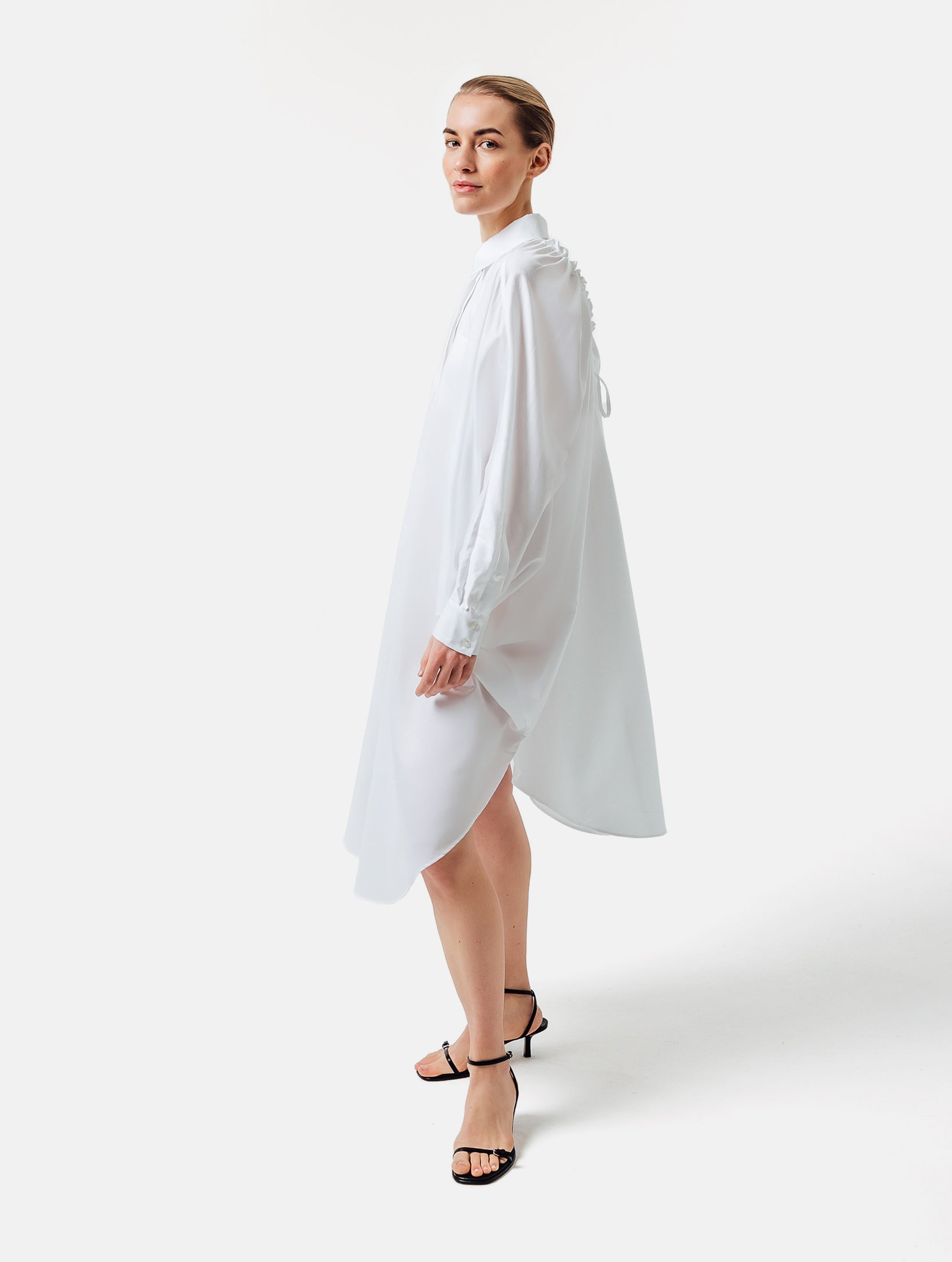 Weites Maxikleid, sophisticated Look durch den ausgefallenen Rückenauschnitt, der sich verstellen lässt, sodass man die Tiefe des Rückenausschnitts anpassen kann, Lange Ärmel mit klassischen Hemdmanschetten und Kragen.