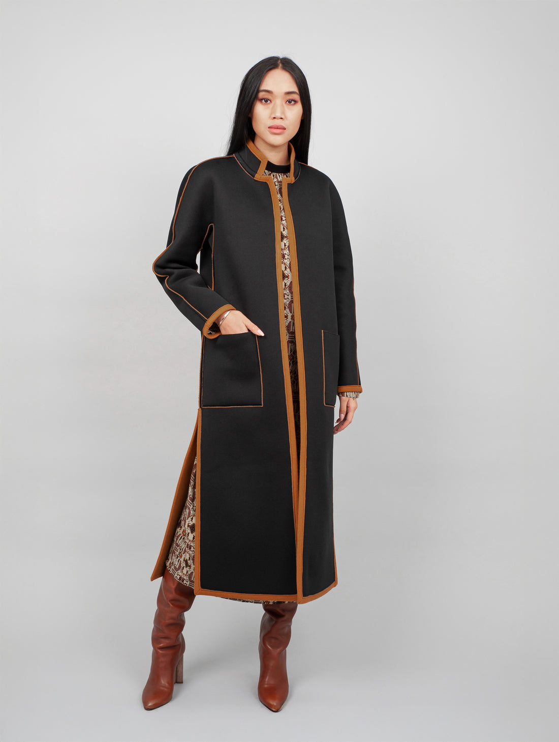 Langer Wendemantel aus limitiertem Doubleface Material, eine Seite Neopren, die andere aus Wolle und Kaschmir mit hohen seitlichen Schlitzen