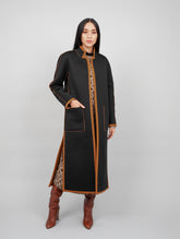 Langer Wendemantel aus limitiertem Doubleface Material, eine Seite Neopren, die andere aus Wolle und Kaschmir mit hohen seitlichen Schlitzen