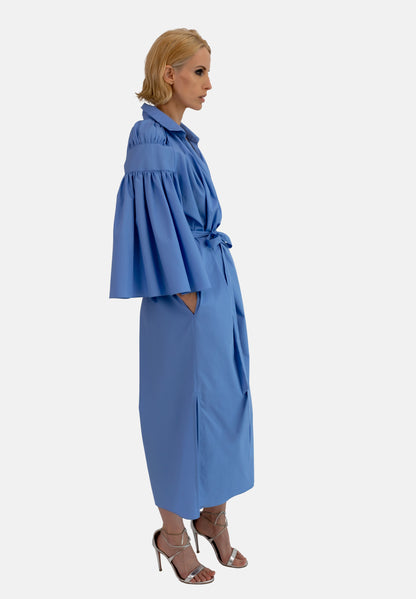 Lockersitzendes Wickelkleid mit weiten, raffbaren Volantärmeln als stilvolles und vielseitiges Kleidungsstück mit hohen Seitenschlitzen