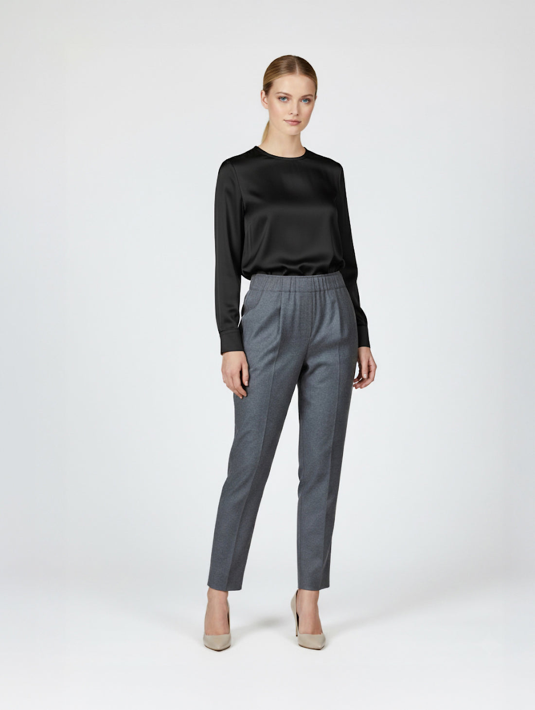 „LOLA“ ist eine hochwertige Jogger-Stil-Hose aus feiner Wolle, die durch außergewöhnlichen Tragekomfort, Wärme und Bewegungsfreiheit überzeugt. Vielseitig kombinierbar – ob leger mit Sneakern oder elegant mit Pumps – und nachhaltig in Europa gefertigt.