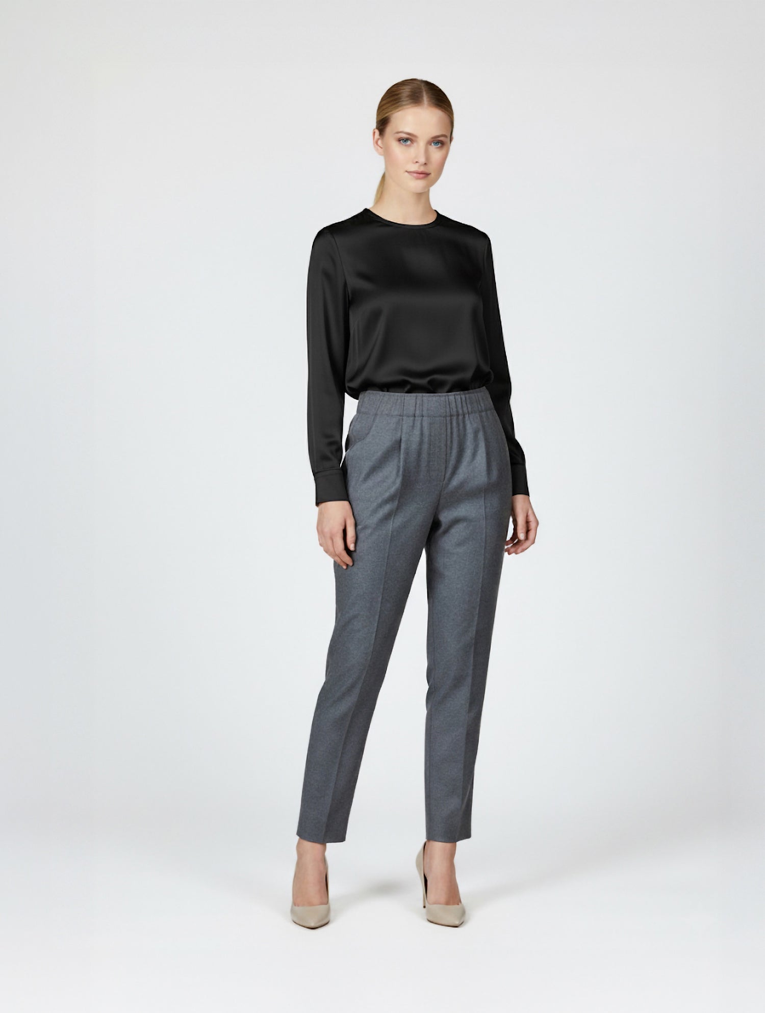„LOLA“ ist eine hochwertige Jogger-Stil-Hose aus feiner Wolle, die durch außergewöhnlichen Tragekomfort, Wärme und Bewegungsfreiheit überzeugt. Vielseitig kombinierbar – ob leger mit Sneakern oder elegant mit Pumps – und nachhaltig in Europa gefertigt.