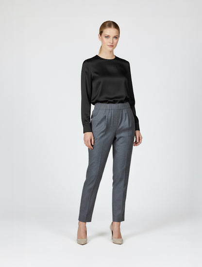 „LOLA“ ist eine hochwertige Jogger-Stil-Hose aus feiner Wolle, die durch außergewöhnlichen Tragekomfort, Wärme und Bewegungsfreiheit überzeugt. Vielseitig kombinierbar – ob leger mit Sneakern oder elegant mit Pumps – und nachhaltig in Europa gefertigt.