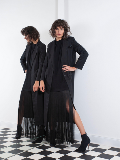 Schwarzer Wollmix Mantel, taillierte Passform, hohe Seitenschlitze für eine schlanke Silhouette mit oder ohne Gürtel tragbar 