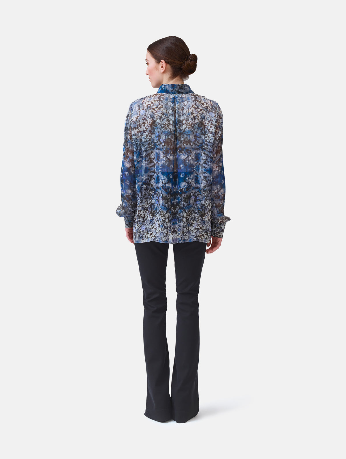 Grade geschnitten Bluse aus bedruckter Chiffonseide mit klassischem Hemdkragen und Hemdmanschetten mit Knöpfen, sowie feiner Kellerfalte auf dem Rücken. Dieses Modell ist Teil unserer REBORN-Linie und steht für unsere "Zero-Waste-Politik", da mit Stoff aus Altbestand gefertigt.