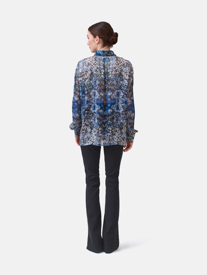 Grade geschnitten Bluse aus bedruckter Chiffonseide mit klassischem Hemdkragen und Hemdmanschetten mit Knöpfen, sowie feiner Kellerfalte auf dem Rücken. Dieses Modell ist Teil unserer REBORN-Linie und steht für unsere "Zero-Waste-Politik", da mit Stoff aus Altbestand gefertigt.