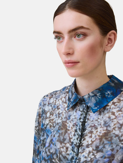 Grade geschnitten Bluse aus bedruckter Chiffonseide mit klassischem Hemdkragen und Hemdmanschetten mit Knöpfen, sowie feiner Kellerfalte auf dem Rücken. Dieses Modell ist Teil unserer REBORN-Linie und steht für unsere "Zero-Waste-Politik", da mit Stoff aus Altbestand gefertigt.