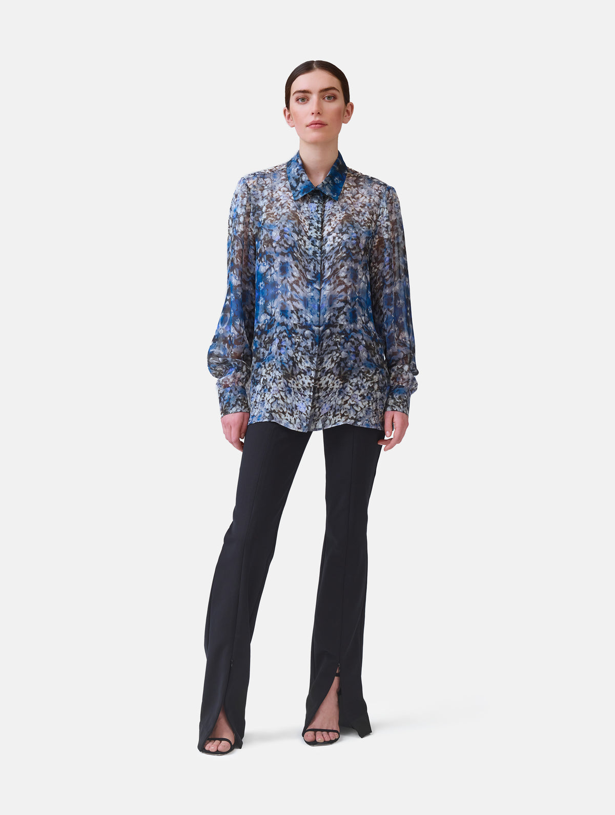 Grade geschnitten Bluse aus bedruckter Chiffonseide mit klassischem Hemdkragen und Hemdmanschetten mit Knöpfen, sowie feiner Kellerfalte auf dem Rücken. Dieses Modell ist Teil unserer REBORN-Linie und steht für unsere "Zero-Waste-Politik", da mit Stoff aus Altbestand gefertigt.
