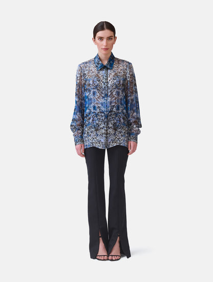 Grade geschnitten Bluse aus bedruckter Chiffonseide mit klassischem Hemdkragen und Hemdmanschetten mit Knöpfen, sowie feiner Kellerfalte auf dem Rücken. Dieses Modell ist Teil unserer REBORN-Linie und steht für unsere "Zero-Waste-Politik", da mit Stoff aus Altbestand gefertigt.