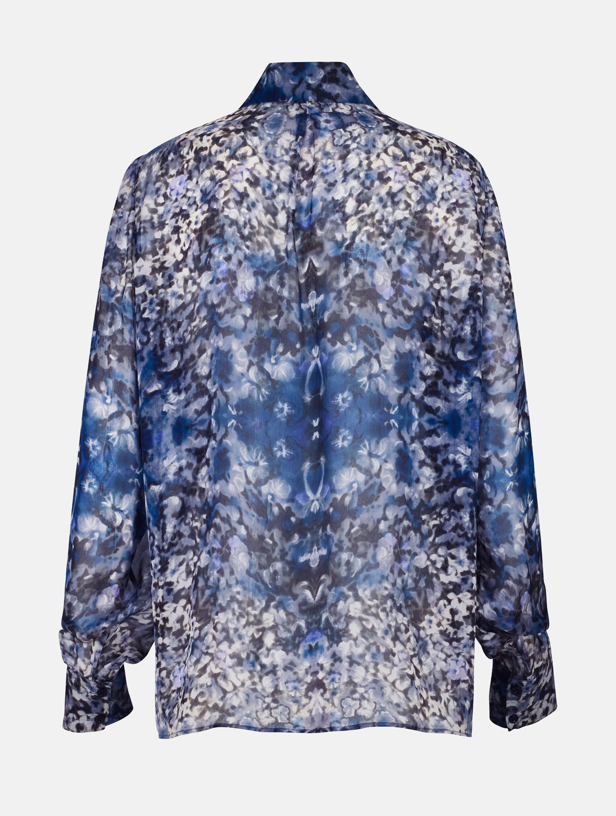 Grade geschnitten Bluse aus bedruckter Chiffonseide mit klassischem Hemdkragen und Hemdmanschetten mit Knöpfen, sowie feiner Kellerfalte auf dem Rücken. Dieses Modell ist Teil unserer REBORN-Linie und steht für unsere "Zero-Waste-Politik", da mit Stoff aus Altbestand gefertigt.