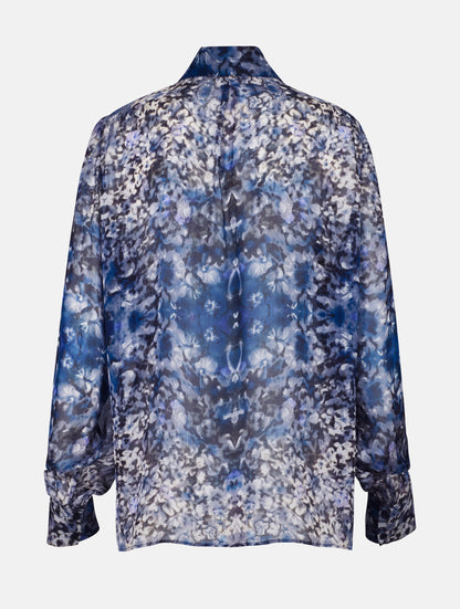 Grade geschnitten Bluse aus bedruckter Chiffonseide mit klassischem Hemdkragen und Hemdmanschetten mit Knöpfen, sowie feiner Kellerfalte auf dem Rücken. Dieses Modell ist Teil unserer REBORN-Linie und steht für unsere "Zero-Waste-Politik", da mit Stoff aus Altbestand gefertigt.