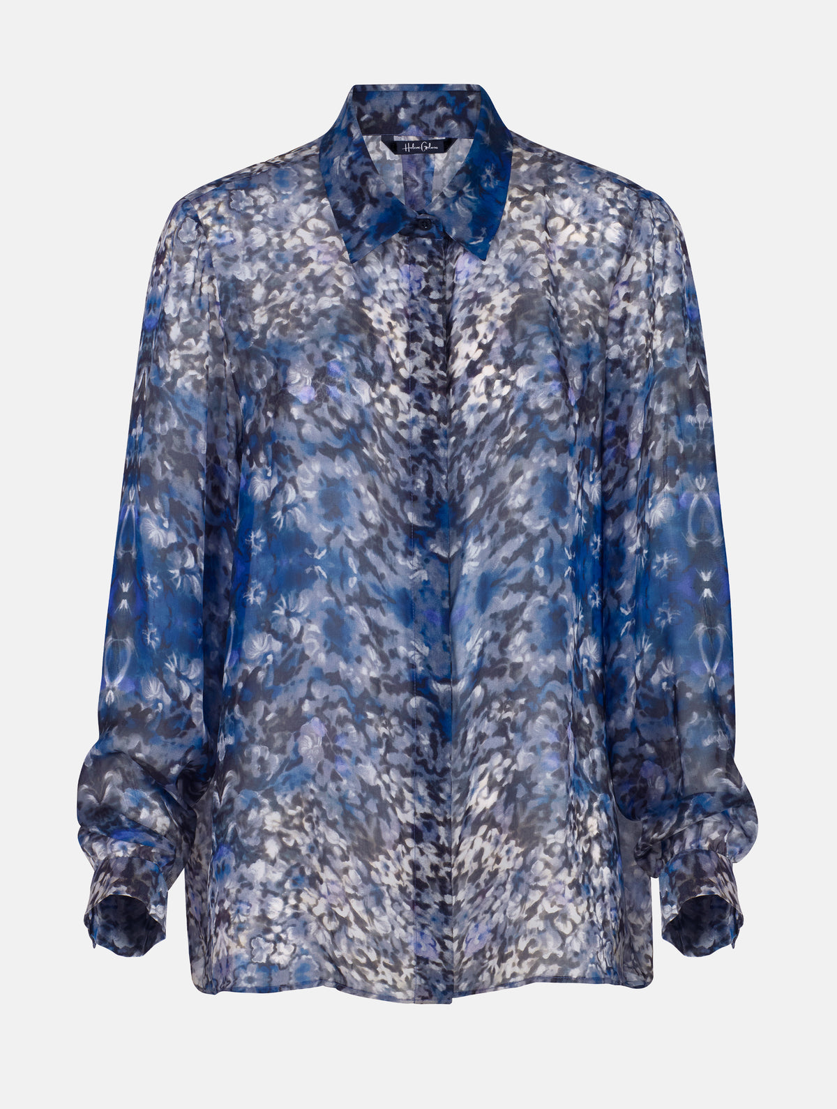 Grade geschnitten Bluse aus bedruckter Chiffonseide mit klassischem Hemdkragen und Hemdmanschetten mit Knöpfen, sowie feiner Kellerfalte auf dem Rücken. Dieses Modell ist Teil unserer REBORN-Linie und steht für unsere "Zero-Waste-Politik", da mit Stoff aus Altbestand gefertigt.