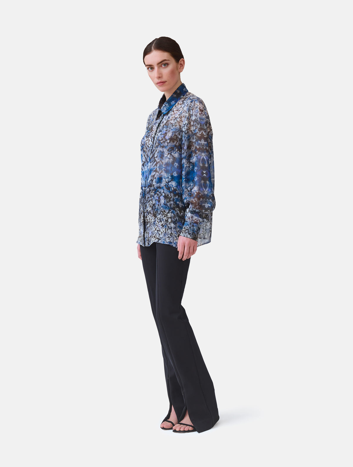 Grade geschnitten Bluse aus bedruckter Chiffonseide mit klassischem Hemdkragen und Hemdmanschetten mit Knöpfen, sowie feiner Kellerfalte auf dem Rücken. Dieses Modell ist Teil unserer REBORN-Linie und steht für unsere "Zero-Waste-Politik", da mit Stoff aus Altbestand gefertigt.