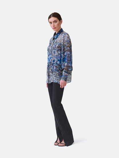 Grade geschnitten Bluse aus bedruckter Chiffonseide mit klassischem Hemdkragen und Hemdmanschetten mit Knöpfen, sowie feiner Kellerfalte auf dem Rücken. Dieses Modell ist Teil unserer REBORN-Linie und steht für unsere "Zero-Waste-Politik", da mit Stoff aus Altbestand gefertigt.