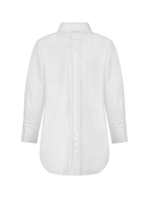 Oversize-Bluse mit Kent-Kragen, breiten Manschetten und Biesen-Details auf der Vorder- und Rückseite. Dieses Modell ist Teil unserer REBORN-Kollektion und steht für unsere „Zero-Waste-Politik“. 