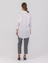 Oversize-Bluse mit Kent-Kragen, breiten Manschetten und Biesen-Details auf der Vorder- und Rückseite. Dieses Modell ist Teil unserer REBORN-Kollektion und steht für unsere „Zero-Waste-Politik“. 