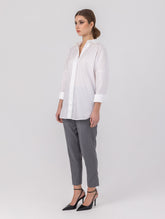 Oversize-Bluse mit Kent-Kragen, breiten Manschetten und Biesen-Details auf der Vorder- und Rückseite. Dieses Modell ist Teil unserer REBORN-Kollektion und steht für unsere „Zero-Waste-Politik“. 