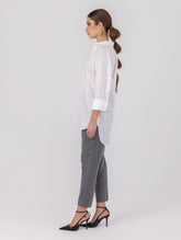 Oversize-Bluse mit Kent-Kragen, breiten Manschetten und Biesen-Details auf der Vorder- und Rückseite. Dieses Modell ist Teil unserer REBORN-Kollektion und steht für unsere „Zero-Waste-Politik“. 