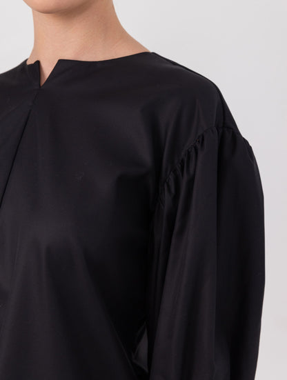 Eine locker sitzende Bluse mit Rundhalsausschnitt, überschnittenen Schultern, mittigen Kellerfalten auf Vorder- und Rückseite und kurzen Seitenschlitzen. Modernes Design für den Alltag. Dieses Produkt stammt aus unserer „Reborn“-Kollektion, in der wir Artikeln neues Leben einhauchen, indem wir sie modifizieren.