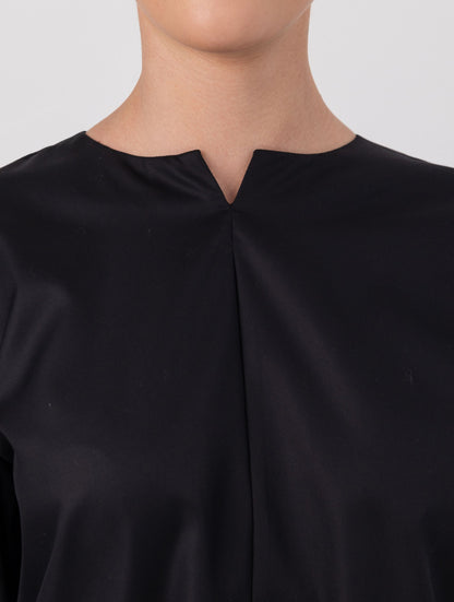 Eine locker sitzende Bluse mit Rundhalsausschnitt, überschnittenen Schultern, mittigen Kellerfalten auf Vorder- und Rückseite und kurzen Seitenschlitzen. Modernes Design für den Alltag. Dieses Produkt stammt aus unserer „Reborn“-Kollektion, in der wir Artikeln neues Leben einhauchen, indem wir sie modifizieren.
