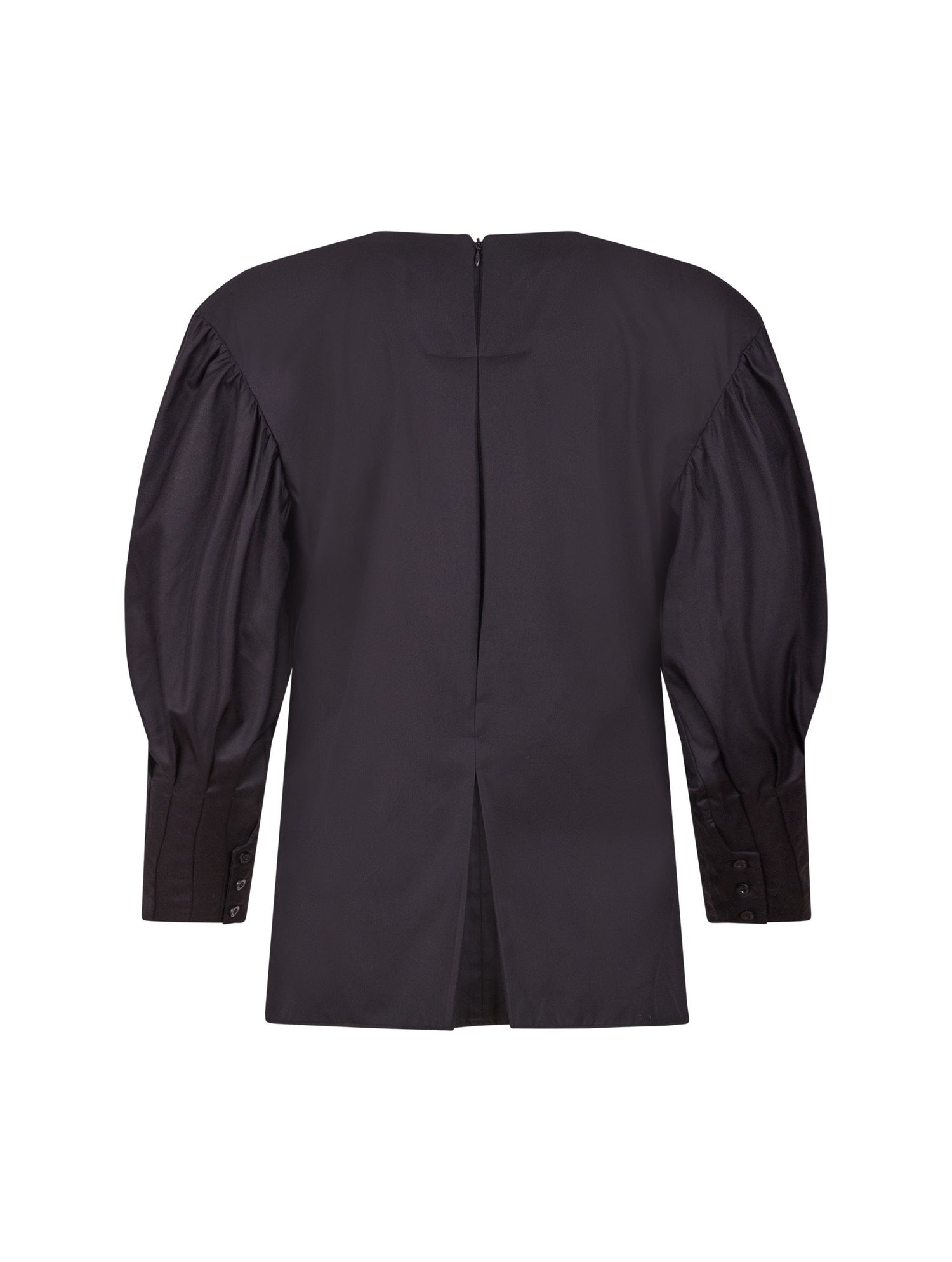 Eine locker sitzende Bluse mit Rundhalsausschnitt, überschnittenen Schultern, mittigen Kellerfalten auf Vorder- und Rückseite und kurzen Seitenschlitzen. Modernes Design für den Alltag. Dieses Produkt stammt aus unserer „Reborn“-Kollektion, in der wir Artikeln neues Leben einhauchen, indem wir sie modifizieren.