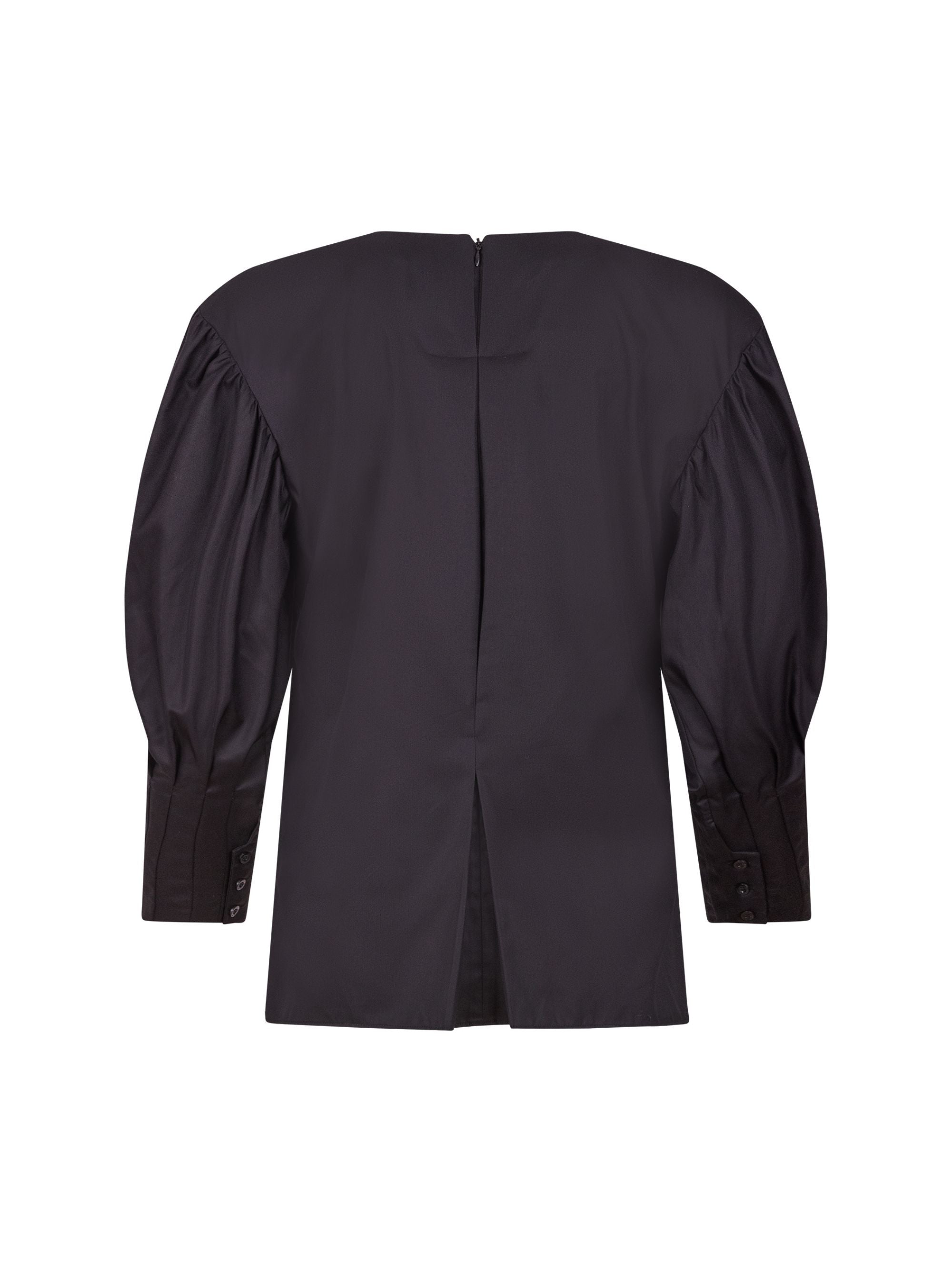 Eine locker sitzende Bluse mit Rundhalsausschnitt, überschnittenen Schultern, mittigen Kellerfalten auf Vorder- und Rückseite und kurzen Seitenschlitzen. Modernes Design für den Alltag. Dieses Produkt stammt aus unserer „Reborn“-Kollektion, in der wir Artikeln neues Leben einhauchen, indem wir sie modifizieren.
