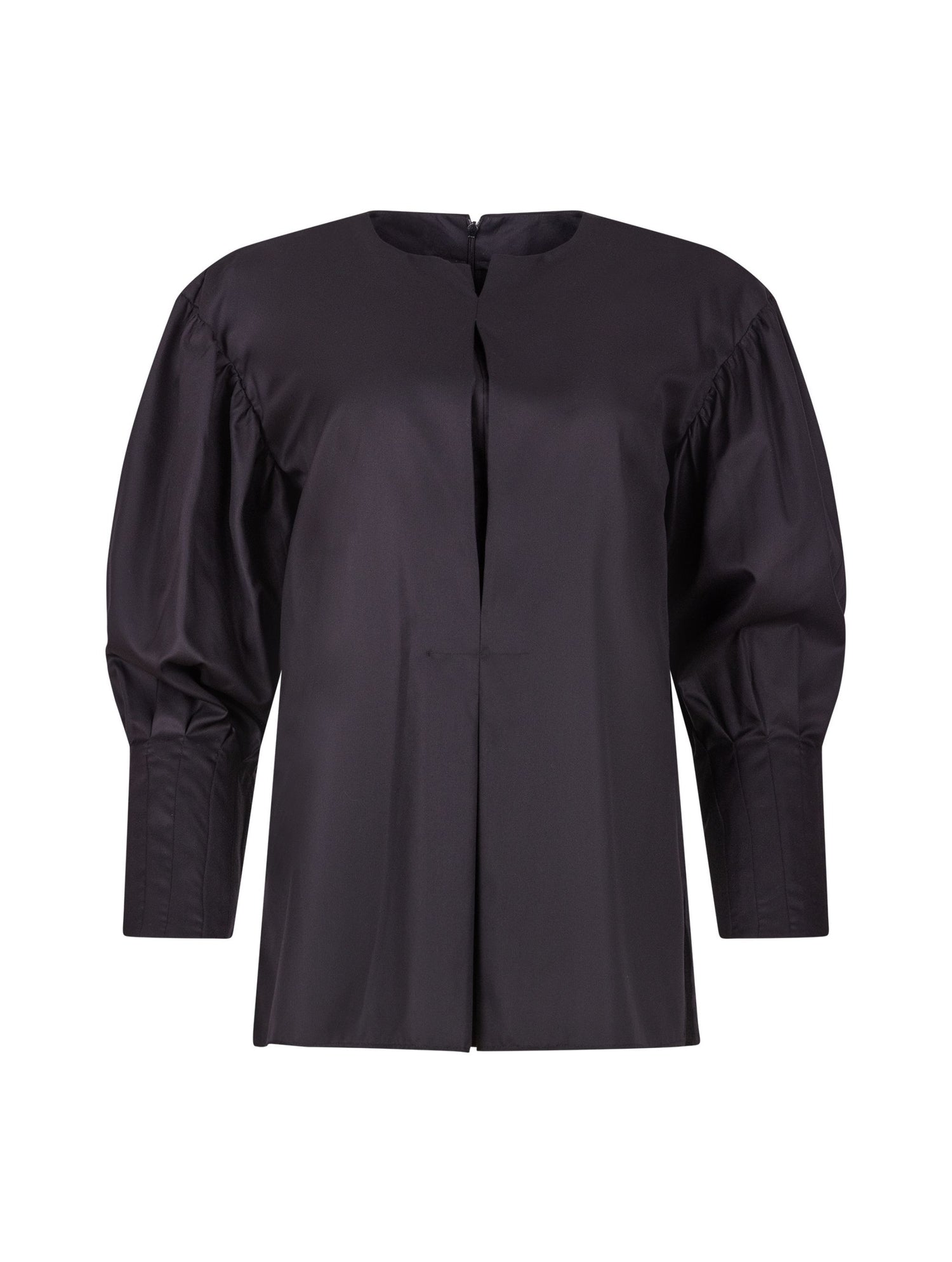Eine locker sitzende Bluse mit Rundhalsausschnitt, überschnittenen Schultern, mittigen Kellerfalten auf Vorder- und Rückseite und kurzen Seitenschlitzen. Modernes Design für den Alltag. Dieses Produkt stammt aus unserer „Reborn“-Kollektion, in der wir Artikeln neues Leben einhauchen, indem wir sie modifizieren.