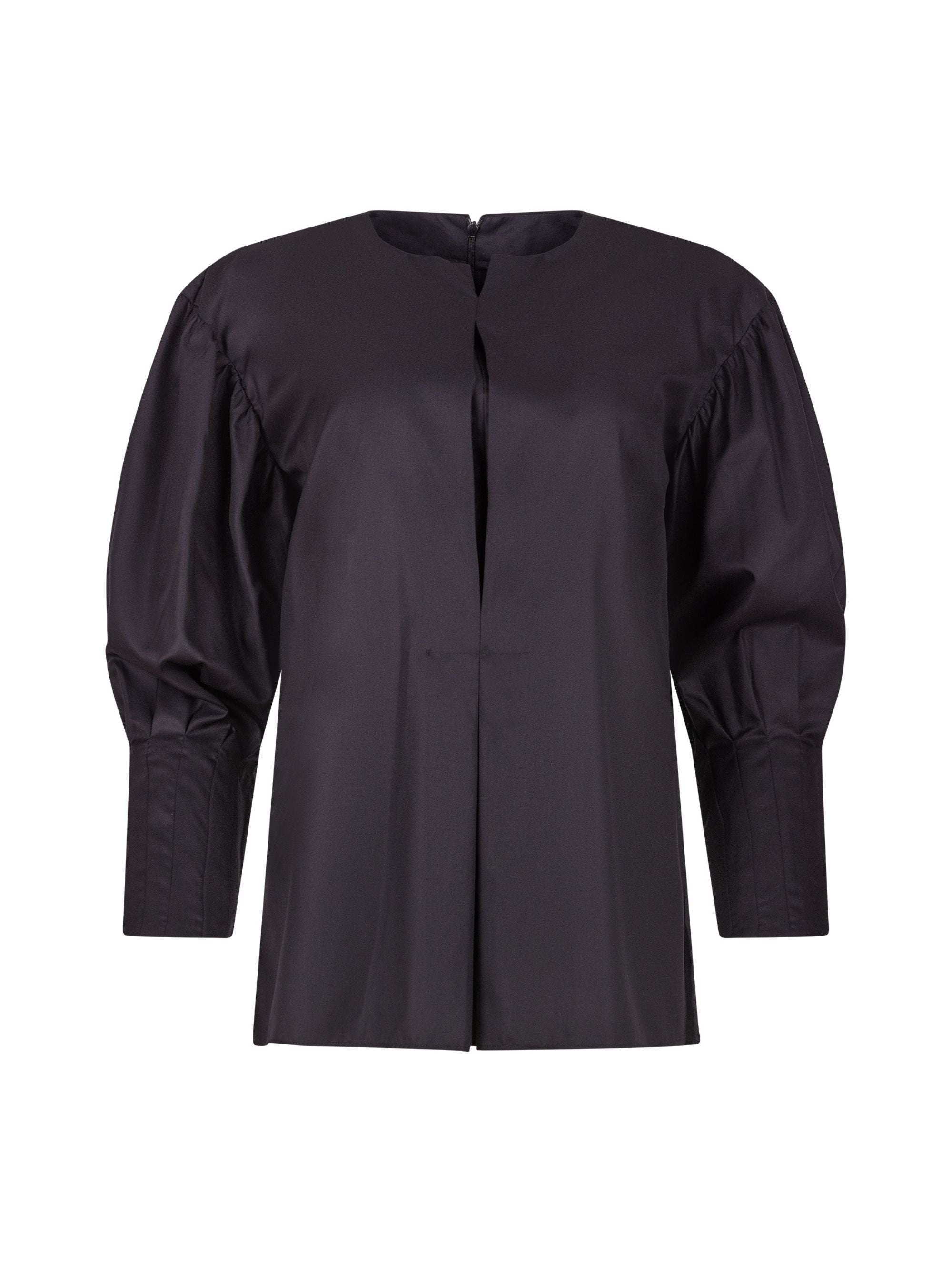 Eine locker sitzende Bluse mit Rundhalsausschnitt, überschnittenen Schultern, mittigen Kellerfalten auf Vorder- und Rückseite und kurzen Seitenschlitzen. Modernes Design für den Alltag. Dieses Produkt stammt aus unserer „Reborn“-Kollektion, in der wir Artikeln neues Leben einhauchen, indem wir sie modifizieren.