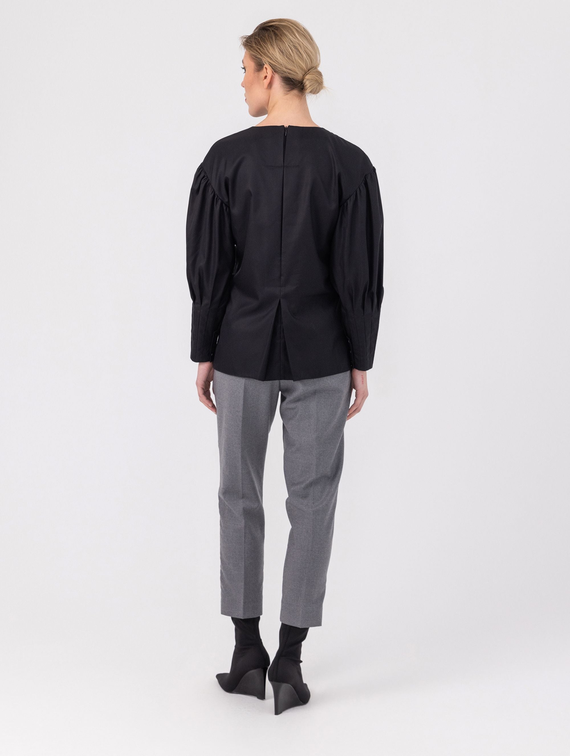 Eine locker sitzende Bluse mit Rundhalsausschnitt, überschnittenen Schultern, mittigen Kellerfalten auf Vorder- und Rückseite und kurzen Seitenschlitzen. Modernes Design für den Alltag. Dieses Produkt stammt aus unserer „Reborn“-Kollektion, in der wir Artikeln neues Leben einhauchen, indem wir sie modifizieren.