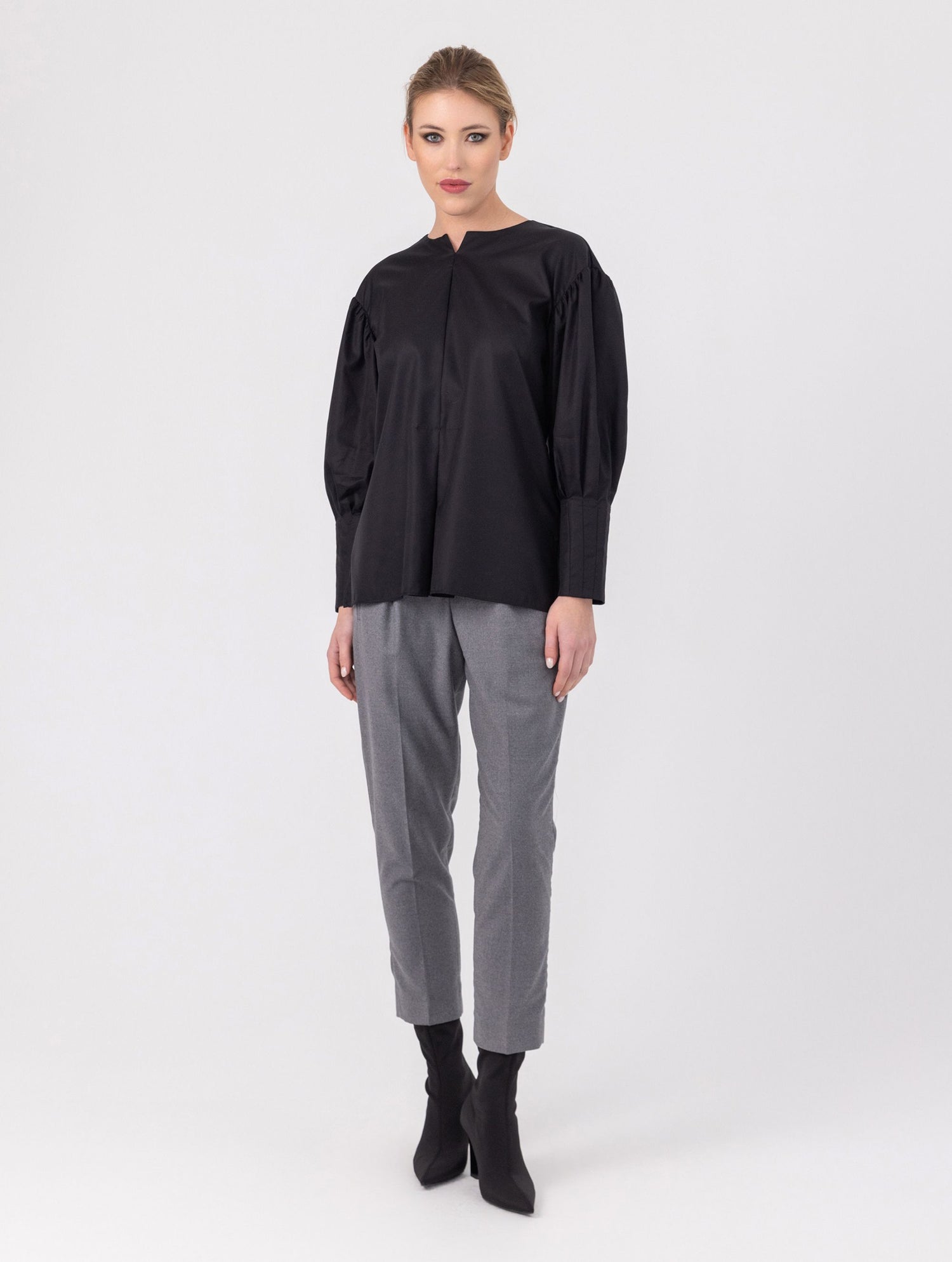 Eine locker sitzende Bluse mit Rundhalsausschnitt, überschnittenen Schultern, mittigen Kellerfalten auf Vorder- und Rückseite und kurzen Seitenschlitzen. Modernes Design für den Alltag. Dieses Produkt stammt aus unserer „Reborn“-Kollektion, in der wir Artikeln neues Leben einhauchen, indem wir sie modifizieren.