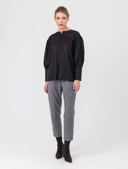 Eine locker sitzende Bluse mit Rundhalsausschnitt, überschnittenen Schultern, mittigen Kellerfalten auf Vorder- und Rückseite und kurzen Seitenschlitzen. Modernes Design für den Alltag. Dieses Produkt stammt aus unserer „Reborn“-Kollektion, in der wir Artikeln neues Leben einhauchen, indem wir sie modifizieren.