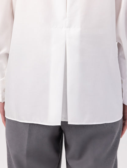 Eine locker sitzende Bluse mit Rundhalsausschnitt, überschnittenen Schultern, mittigen Kellerfalten auf Vorder- und Rückseite und kurzen Seitenschlitzen. Modernes Design für den Alltag. Dieses Produkt stammt aus unserer „Reborn“-Kollektion, in der wir Artikeln neues Leben einhauchen, indem wir sie modifizieren.