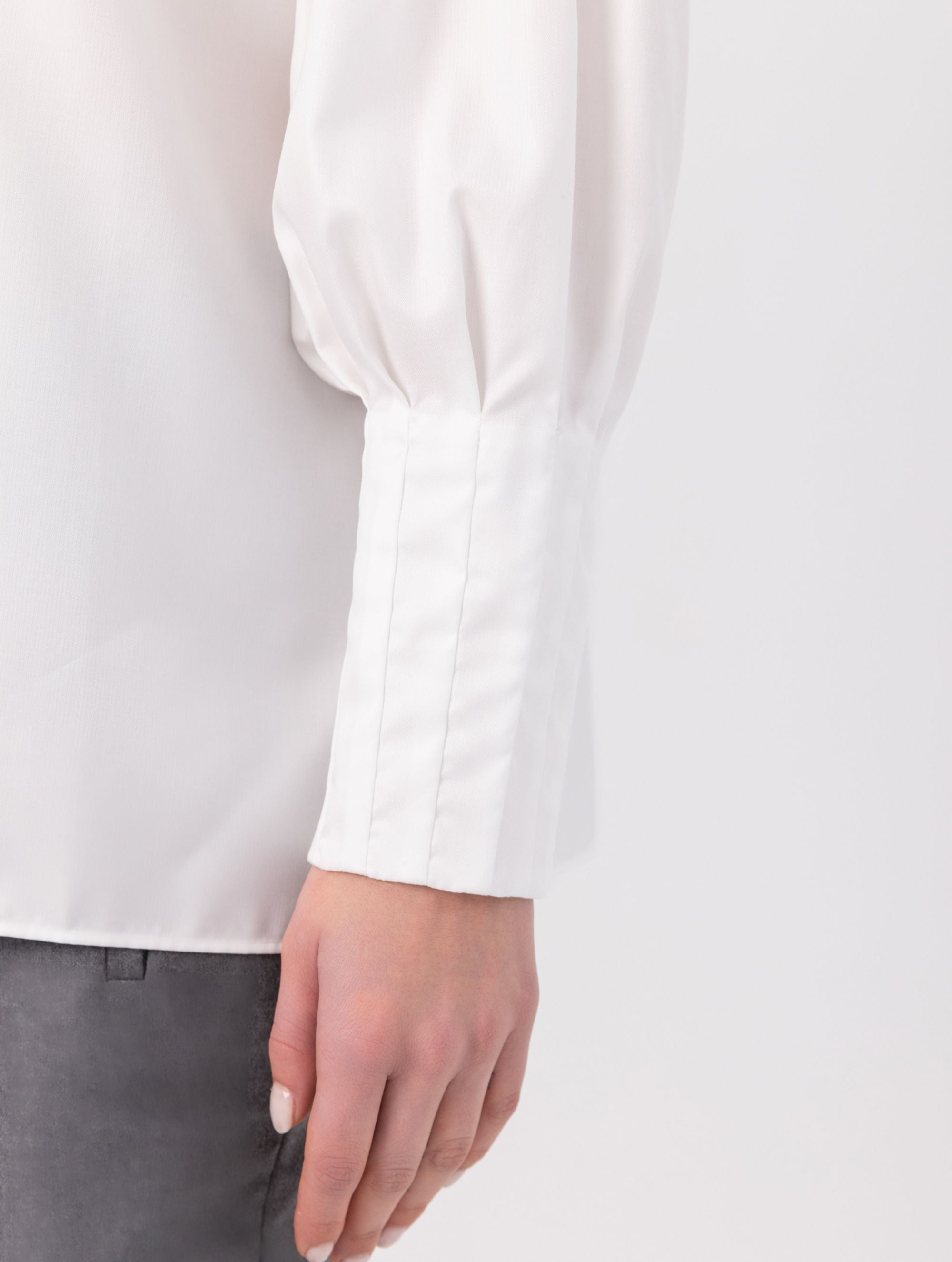 Eine locker sitzende Bluse mit Rundhalsausschnitt, überschnittenen Schultern, mittigen Kellerfalten auf Vorder- und Rückseite und kurzen Seitenschlitzen. Modernes Design für den Alltag. Dieses Produkt stammt aus unserer „Reborn“-Kollektion, in der wir Artikeln neues Leben einhauchen, indem wir sie modifizieren.