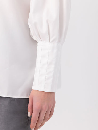 Eine locker sitzende Bluse mit Rundhalsausschnitt, überschnittenen Schultern, mittigen Kellerfalten auf Vorder- und Rückseite und kurzen Seitenschlitzen. Modernes Design für den Alltag. Dieses Produkt stammt aus unserer „Reborn“-Kollektion, in der wir Artikeln neues Leben einhauchen, indem wir sie modifizieren.