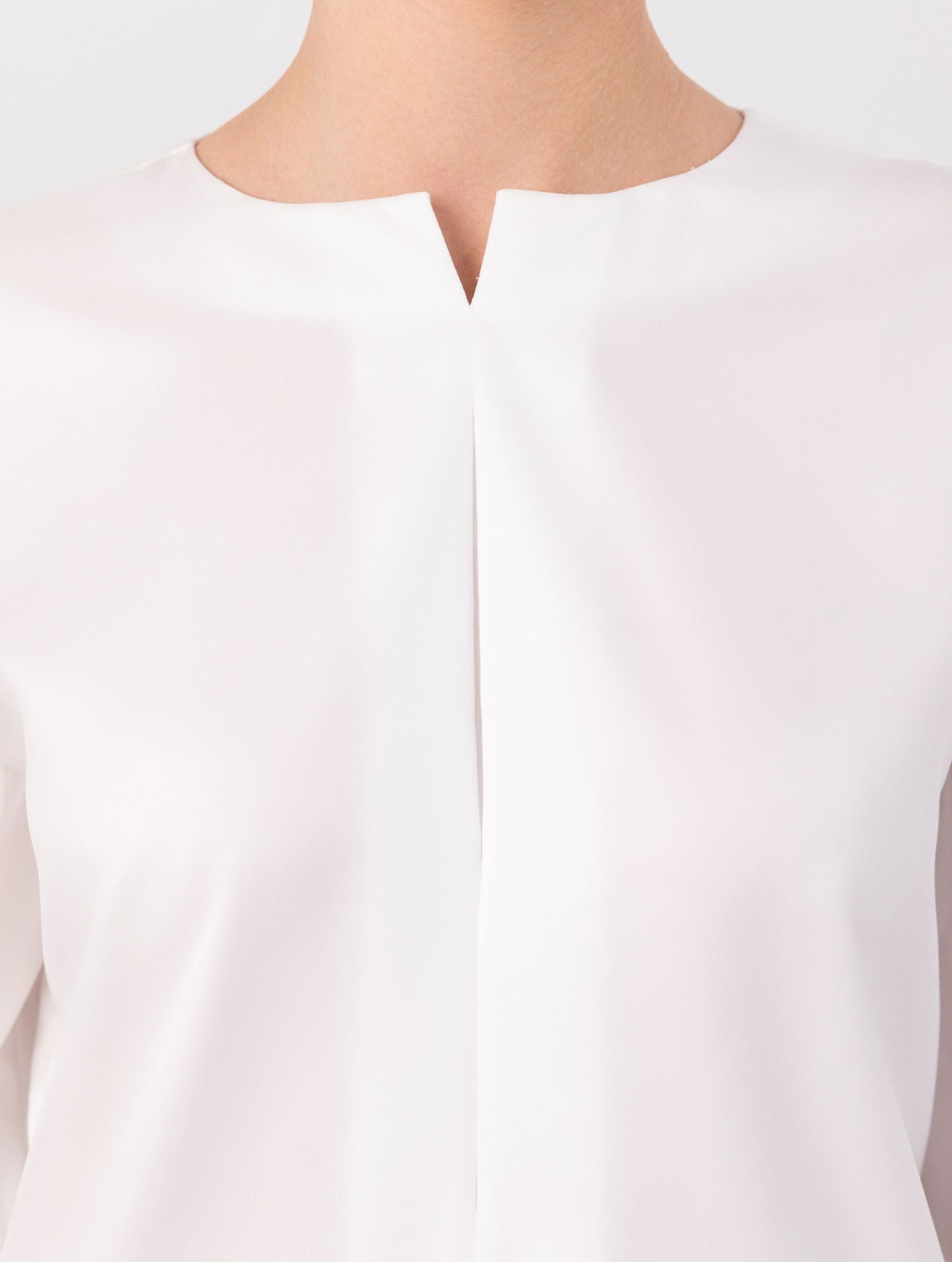 Eine locker sitzende Bluse mit Rundhalsausschnitt, überschnittenen Schultern, mittigen Kellerfalten auf Vorder- und Rückseite und kurzen Seitenschlitzen. Modernes Design für den Alltag. Dieses Produkt stammt aus unserer „Reborn“-Kollektion, in der wir Artikeln neues Leben einhauchen, indem wir sie modifizieren.