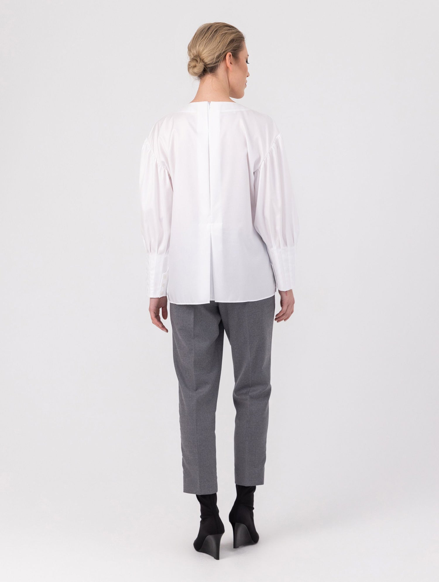 Eine locker sitzende Bluse mit Rundhalsausschnitt, überschnittenen Schultern, mittigen Kellerfalten auf Vorder- und Rückseite und kurzen Seitenschlitzen. Modernes Design für den Alltag. Dieses Produkt stammt aus unserer „Reborn“-Kollektion, in der wir Artikeln neues Leben einhauchen, indem wir sie modifizieren.