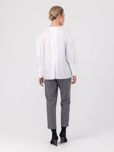 Eine locker sitzende Bluse mit Rundhalsausschnitt, überschnittenen Schultern, mittigen Kellerfalten auf Vorder- und Rückseite und kurzen Seitenschlitzen. Modernes Design für den Alltag. Dieses Produkt stammt aus unserer „Reborn“-Kollektion, in der wir Artikeln neues Leben einhauchen, indem wir sie modifizieren.
