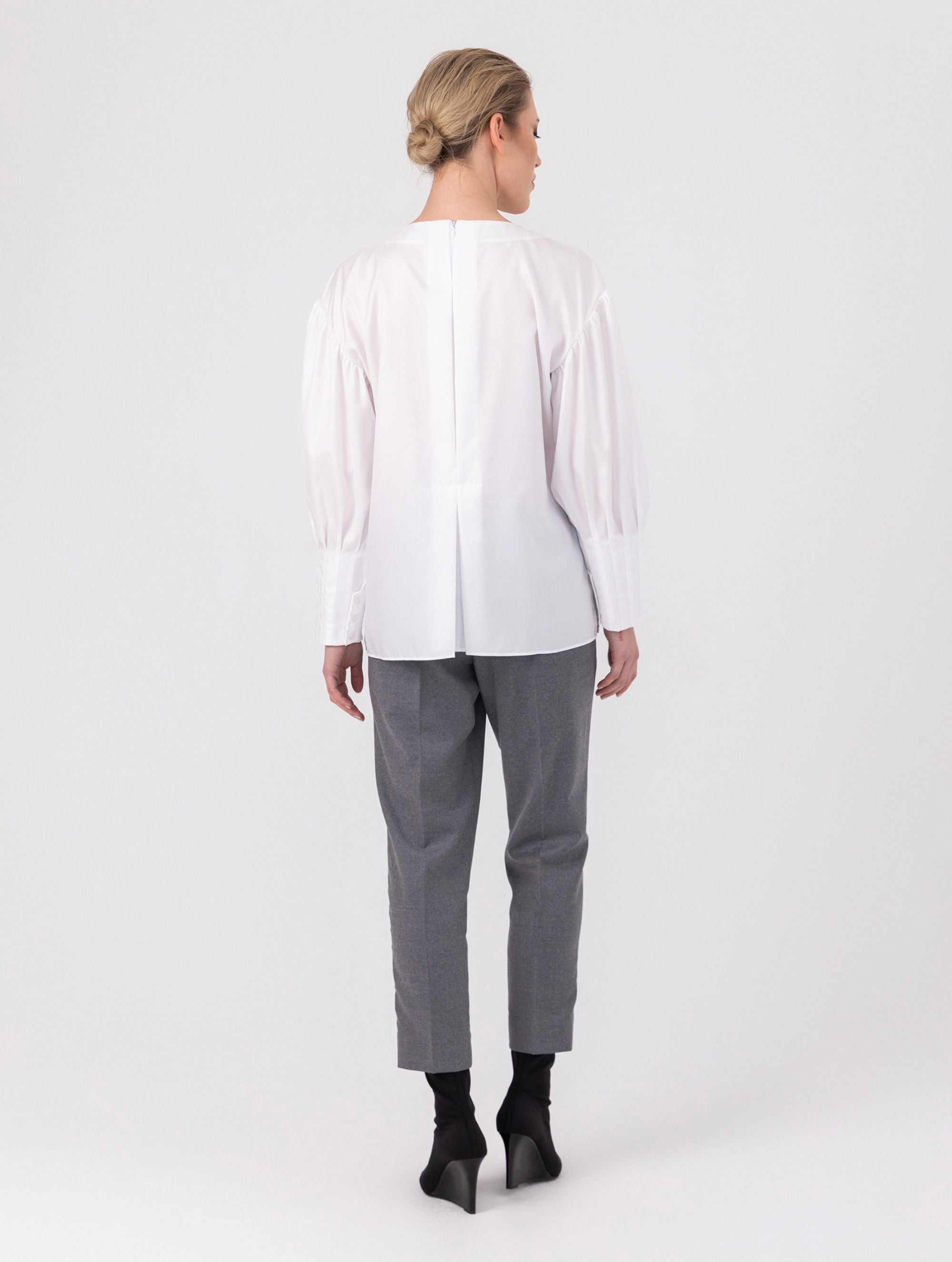 Eine locker sitzende Bluse mit Rundhalsausschnitt, überschnittenen Schultern, mittigen Kellerfalten auf Vorder- und Rückseite und kurzen Seitenschlitzen. Modernes Design für den Alltag. Dieses Produkt stammt aus unserer „Reborn“-Kollektion, in der wir Artikeln neues Leben einhauchen, indem wir sie modifizieren.