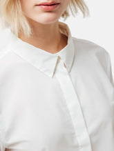 Weiße Baumwoll-Crop-Bluse mit weitem Umlegekragen und abnehmbaren Krawatten-Accessoires aus schwarzer Baumwolle. Dieses Produkt ist Teil unserer Reborn Linie.