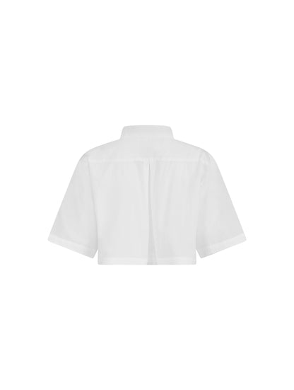 Weiße Baumwoll-Crop-Bluse mit weitem Umlegekragen und abnehmbaren Krawatten-Accessoires aus schwarzer Baumwolle. Dieses Produkt ist Teil unserer Reborn Linie.