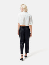 Weiße Baumwoll-Crop-Bluse mit weitem Umlegekragen und abnehmbaren Krawatten-Accessoires aus schwarzer Baumwolle. Dieses Produkt ist Teil unserer Reborn Linie.