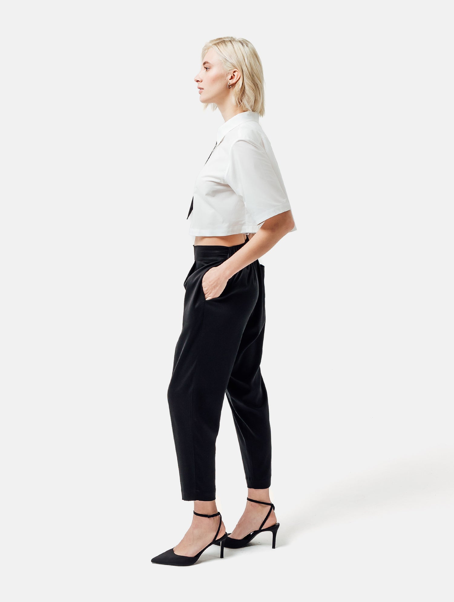 Weiße Baumwoll-Crop-Bluse mit weitem Umlegekragen und abnehmbaren Krawatten-Accessoires aus schwarzer Baumwolle. Dieses Produkt ist Teil unserer Reborn Linie.