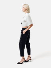 Weiße Baumwoll-Crop-Bluse mit weitem Umlegekragen und abnehmbaren Krawatten-Accessoires aus schwarzer Baumwolle. Dieses Produkt ist Teil unserer Reborn Linie.