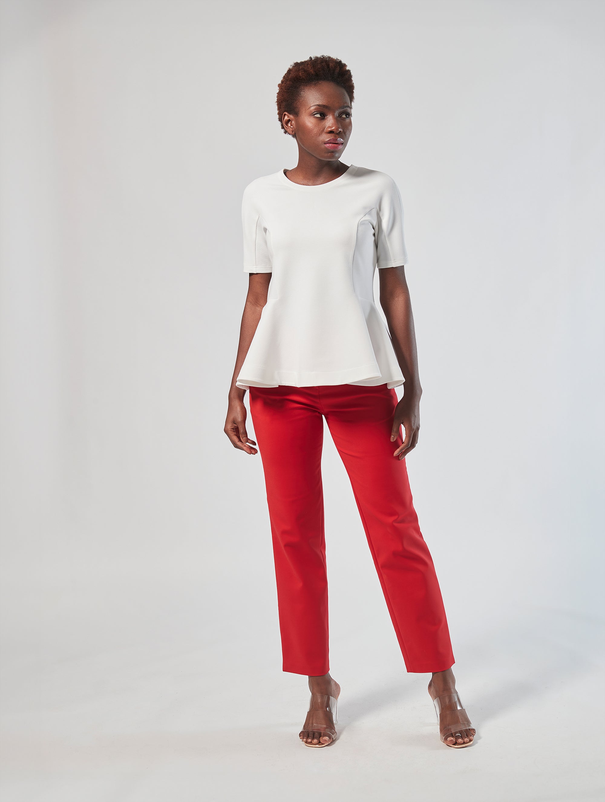 Bluse aus festem Baumwoll-Mix, tailliertem Schnitt mit peplum Schößchen und weit ausgestelltem Saum