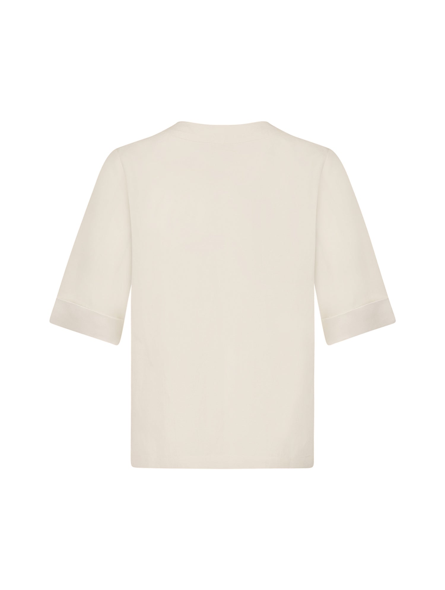Grade geschnittenes Shirt, aus hochwertigem Leinen-Silk Mix, Details, wie aufgesetzte Tasche und Umschläge an den Kurzärmlen, die aus weißer Seide gefertig sind. Stoff kommt aus einem Dead Stock, daher nachhaltig.